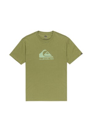 Camiseta de algodón verde oliva con un gran logotipo blanco de Quiksilver en la parte delantera. Manga corta, cuello redondo y corte estándar.