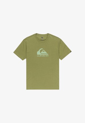 Olivově zelené bavlněné tričko s velkým bílým logem Quiksilver na přední straně. Krátké rukávy, kulatý výstřih a standardní střih.
