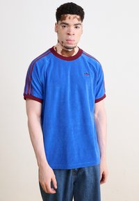 adidas Originals CALI TEE - T-shirt estampada - blue