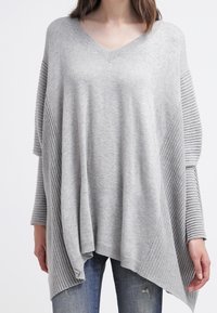 JUST FEMALE Stickad tröja - mottled grey