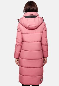 Lång rosa pufferjacka med huva, som har horisontella quiltade sektioner, dragkedjefickor och en logotypdetalj vid nacken.