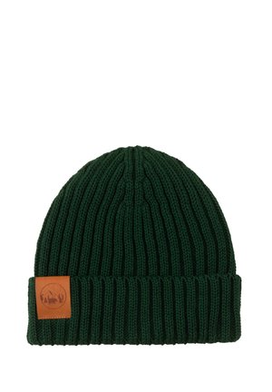 Ciemnozielona dzianinowa czapka z prążkowaną fakturą i wywiniętym mankietem, z beżową skórzaną metką z grafiką góry i zwierzęcia.