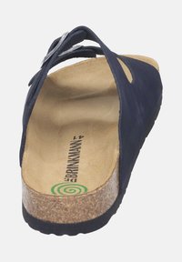 Marineblauwe leren sandaal met kurken voetbed, open teenontwerp, gekruiste banddetails en een gestructureerde zool met een spiraallogo.