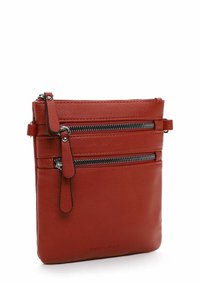 Borsa a tracolla rossa in pelle con due tasche verticali con zip, design piatto e texture liscia. Presenta dettagli neri sulle zip.