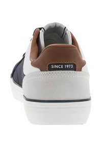 Pánské tenisky s tmavě modrým svrškem, bílou semišovou patou, hnědým koženým akcentem a štítkem s nápisem "SINCE 1973" na zadní straně. Gumená podrážka.