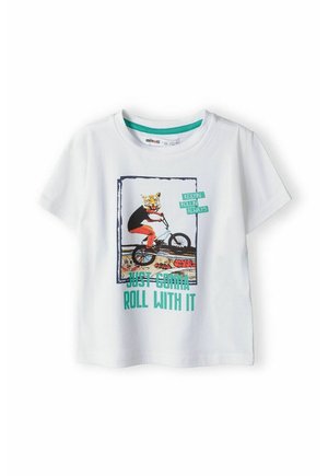 T-shirt en coton blanc à manches courtes avec un graphique coloré d'un tigre sur un vélo, le texte indique "Je vais juste suivre le mouvement."