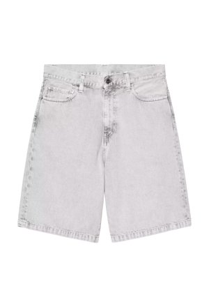 Pantalones cortos de mezclilla gris claro con botón frontal, cremallera, dos bolsillos delanteros y trabillas para cinturón, mostrados sobre un fondo blanco.