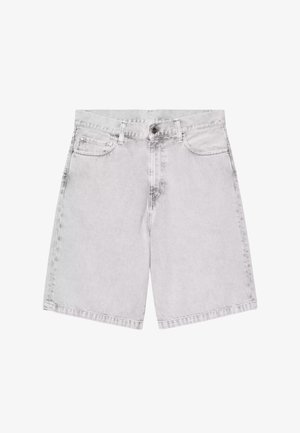 Pantalones cortos de mezclilla gris claro con botón frontal, cremallera, dos bolsillos delanteros y trabillas para cinturón, mostrados sobre un fondo blanco.