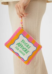 Kleurrijke katoenen tas met roze en gele strepen. Bevat tekst "MORE AMORE POR FAVOR" in het groen op een witte achtergrond. Ritsluiting.