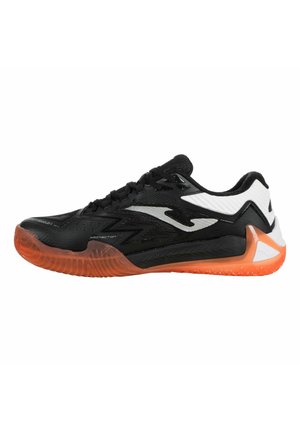 Zapatilla deportiva negra y blanca de corte bajo con suela translúcida naranja, cierre de cordones y agarre texturizado en la suela.