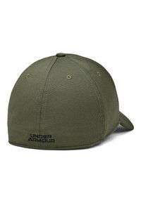 Gorra verde oliva con forma estructurada, hecha de tela con un acabado texturizado, que presenta un logo negro de "Under Armour" en la parte posterior.