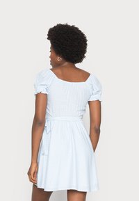 Hollister Co. BEST IS BACK WOVEN WRAP DRESS - Vestido de dia - blue pattern