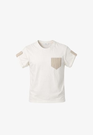 T-shirt bianca a maniche corte con tasca a righe beige sul lato sinistro del petto e dettagli beige su entrambe le maniche.