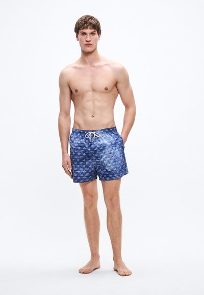 Blaue Badeshorts mit Muster aus leichtem Stoff, ausgestattet mit einem elastischen Bund und Kordelzug, glatter Textur und über dem Knie endend.