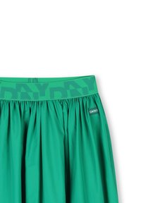 Groene rok met een geplooid ontwerp en elastische tailleband, voorzien van een gestructureerd DKNY-logo en label aan de zijkant. Glad, lichtgewicht stof.