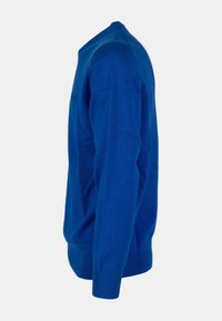 Maglione blu lavorato a maglia con colletto rotondo, maniche lunghe, polsini e orlo a coste. Presenta una texture liscia e spessore medio.