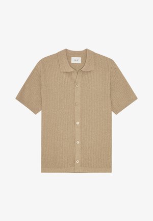 Polo à manches courtes en tricot beige avec cinq boutons sur le devant et un motif texturé.