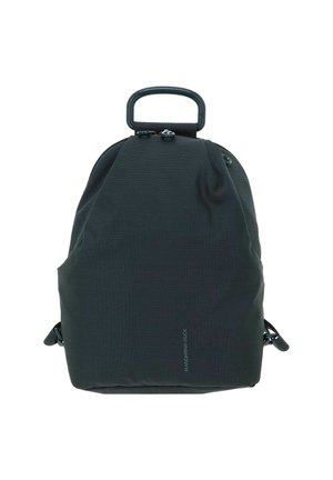 Sac à dos en tissu noir avec un corps arrondi, une poignée supérieure, une fermeture éclair et des sangles latérales ajustables. Présente une surface texturée et un détail de logo.