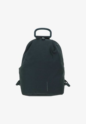 Zaino in stoffa nera con corpo arrotondato, manico superiore, chiusura con zip e spallacci laterali regolabili. Presenta una superficie testurizzata e un dettaglio del logo.