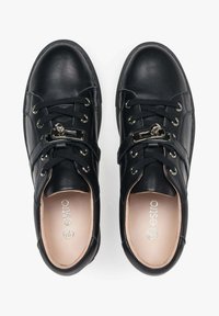 Černé kožené tenisky s kulatou špičkou, šněrováním, kovovými akcenty a hladkým povrchem. Interiér má světlou stélku.