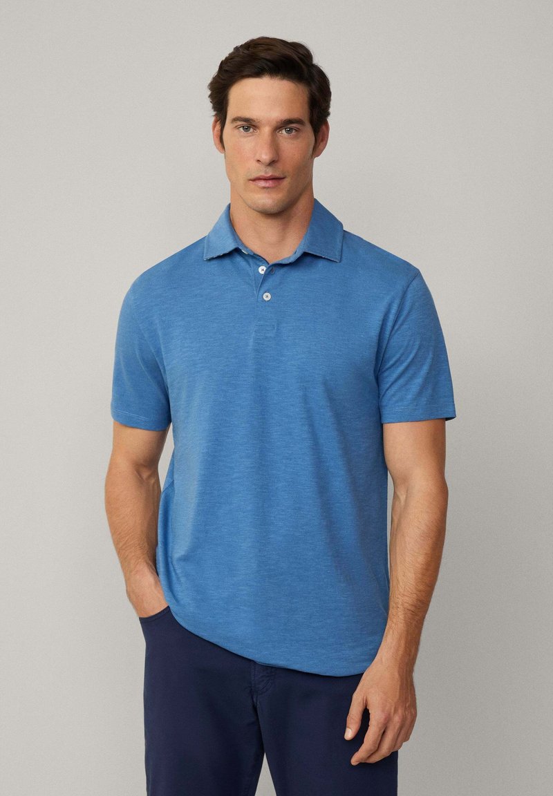 Modrá bavlněná polo košile s límečkem, krátkými rukávy, třemi knoflíky a mírně texturovaným povrchem.