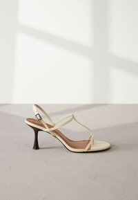 Next SIGNATURE POST - REGULAR FIT - Sandaler m/ tåsplit - bone