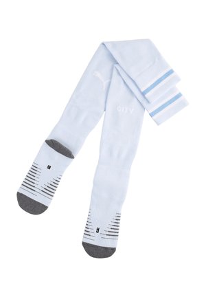 Hellblaue Fußballsocken mit grauen Spitzen und Fersen, beschriftet mit "R" und "L,", mit blauen Streifen oben und schwachem Puma-Logo mit "CITY" Schriftzug.