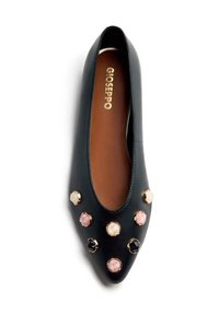 Ballerine en cuir noir avec un bout pointu, ornée de clous décoratifs de différentes couleurs, y compris le rose et la crème, sur la partie supérieure.