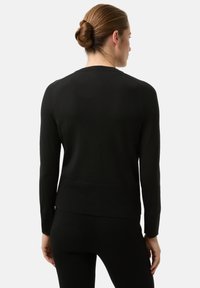 Zwarte trui met lange mouwen, een gladde textuur, een ronde halslijn en geribde manchetten, met een aansluitende pasvorm en een naadloos ontwerp.