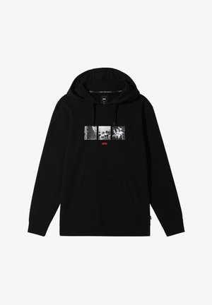 Zwarte hoodie met een voorzak in kangoeroestijl. Bevat een grafisch ontwerp met drie zwart-wit afbeeldingen en een rood "VANS" logo op de borst.