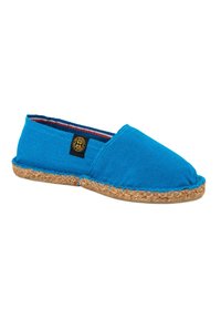 Espadrille en toile bleue avec un bout rond, semelle en jute, et une étiquette logo noire sur le côté. Texture lisse, design décontracté à enfiler.