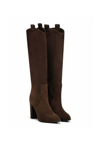 Bottes hautes en daim marron à talon bloc, avec un design sans couture, un bout arrondi et deux poignées en tissu en haut.