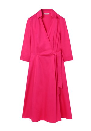 Ružové zavinovacie šaty s golierom, dlhými rukávmi a opaskom viazaným v páse, s hladkou textúrou a prúdiacim dizajnom.