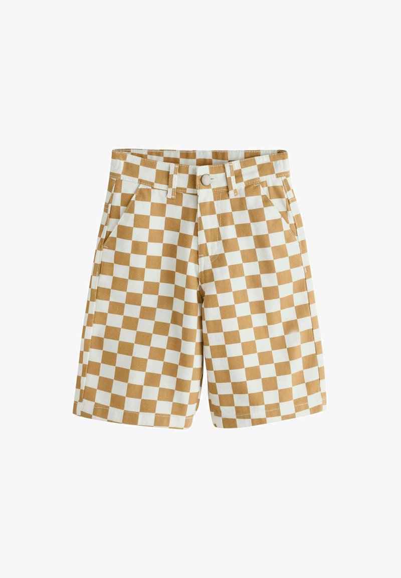 Pantalones cortos a cuadros beige y blancos con bolsillos delanteros, trabillas para cinturón y cierre con botón sobre un fondo blanco.