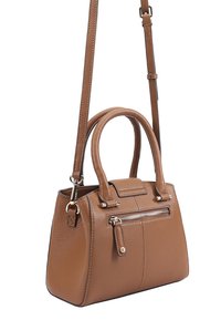Sac à main en cuir tan avec deux anses supérieures, une bandoulière amovible et une poche zippée à l'avant. Fini texturé et accents en métal.