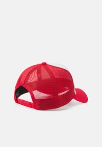 Gorra de béisbol roja con un panel frontal blanco, parte posterior de malla y correa ajustable. Presenta un visor curvado y un botón en la parte superior.