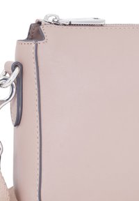 Borsa in pelle rosa chiaro con superficie liscia, hardware argentato, cuciture scure a contrasto, forma rettangolare e tracolla removibile.