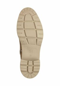 Semelle de chaussure en cuir tan avec un matériau en caoutchouc texturé et flexible. Design rainuré pour l'adhérence et détails de marque emboutis près de l'orteil et du talon. Taille 37.