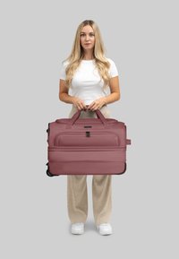 Grande borsa a duffel di colore bordeaux con ruote, dotata di molteplici scomparti con cerniera e maniglie robuste. Tessuto testurizzato e una tasca laterale aggiuntiva visibile.