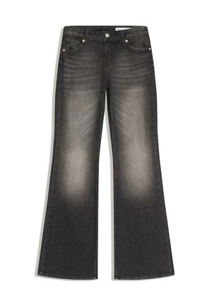 Schwarz gewaschene Flared-Jeans mit Vorderseitentaschen, Gürtelschlaufen und einem Knopfverschluss, flach auf einem weißen Hintergrund liegend.