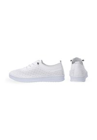 Weiße Freizeitschuhe mit einem perforierten Obermaterial, runder Zehenform und einer strukturierten Gummisohle. Schnürsenkel und Ösen sorgen für einen sicheren Halt.