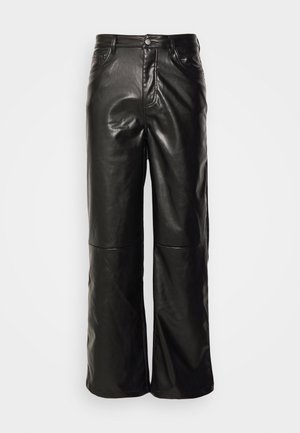 Pantalon noir en cuir synthétique taille haute avec jambes larges, fermeture devant par bouton et fermeture éclair, poches devant et derrière.