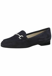 Mocassino in suede blu navy con suola piatta, punta rotonda e un accento in metallo argento sulla parte anteriore. Texture liscia con dettagli di cucitura minimi.