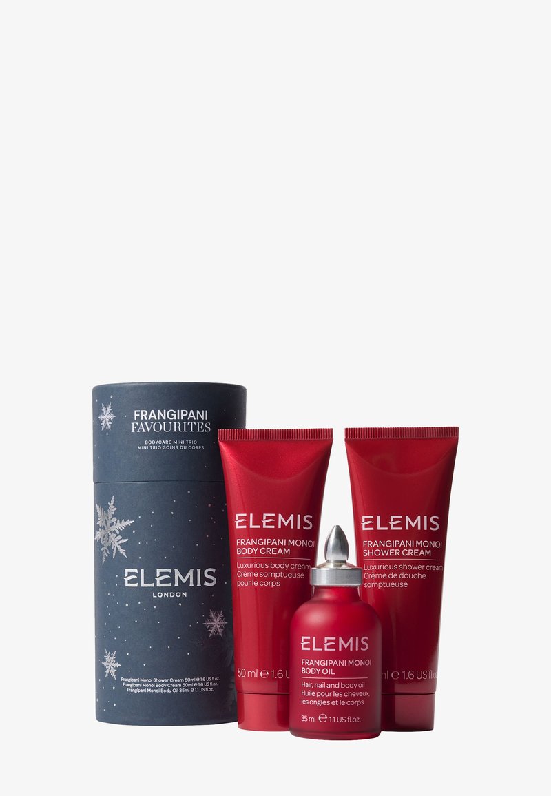 De Frangipani Favourites-set bevat een blauwe cilindervormige doos en drie rode tubes (lichaamscrème, douchecrème) met zilveren accenten en etiketten.
