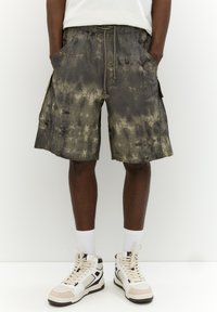 Több színű, grafitos és olíva árnyalatú batikolt mintázatú cargo short, oldalsó zsebekkel és állítható húzózsinóros derékkal.