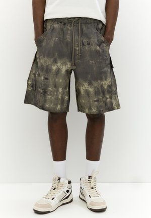 Pantaloni cargo in un motivo tie-dye, caratterizzati da tonalità di grigio e oliva, con tasche laterali e una vita regolabile con cordoncino.