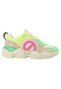 Sneaker multicolori con tomaia in mesh beige e verde, accento del logo rosa, suola bianca spessa, con dettagli in gomma testurizzata.