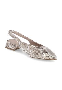 Pointed-toe slingback ballerina's in lichtbeige met een slangenhuidtextuur. Heeft een lage blokhak en een uitgesneden zijkant.