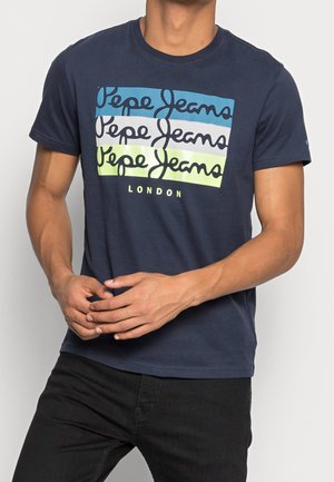 Blaues Baumwoll-T-Shirt in Marineblau mit einem grafischen Design, das überlappenden Text "Pepe Jeans" in Blau, Grün und Weiß zeigt, sowie einem "London"-Label am unteren Ende.