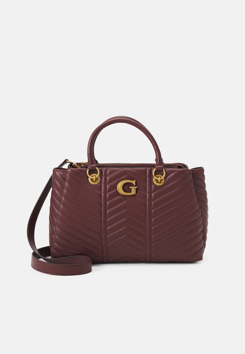Sac à main en cuir matelassé rouge foncé avec poignées supérieures, logo doré "G" et bandoulière réglable sur fond blanc.